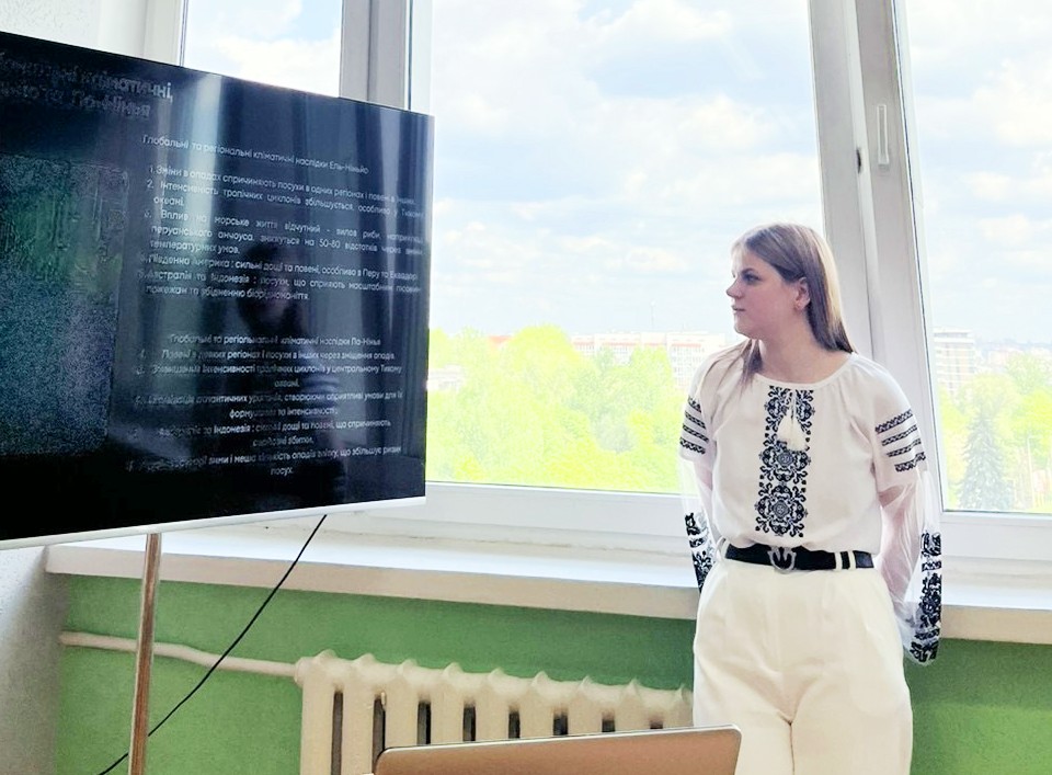 Брега Анна представляє результати свого дослідження під час захисту курсової роботи.jpg